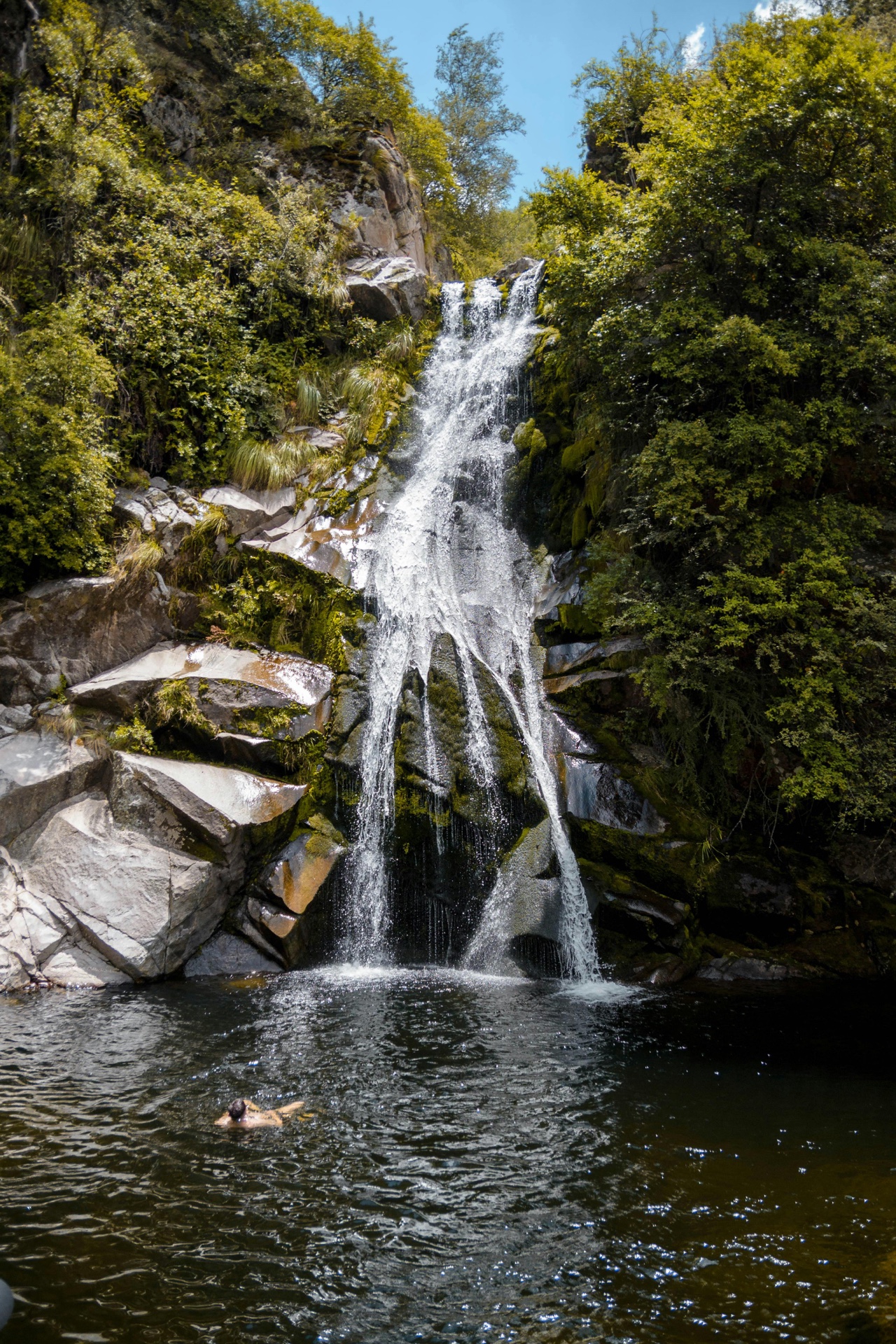 Río en las sierras del valle
